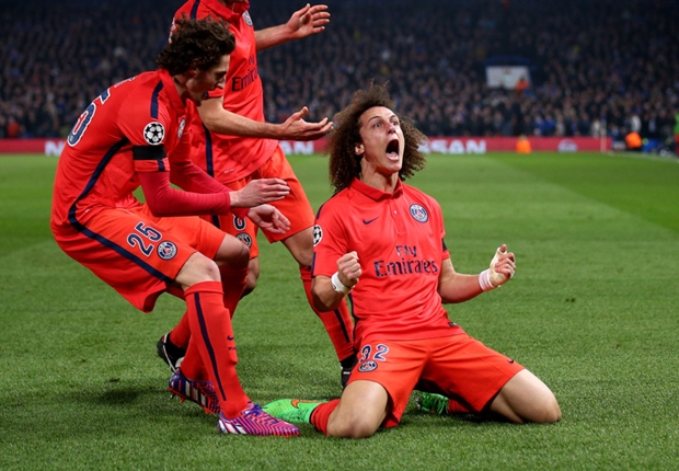 David Luiz merayakan golnya ke gawang Chelsea