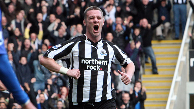 Kevin Nolan merayakan golnya ke gawang Bolton Wanderes